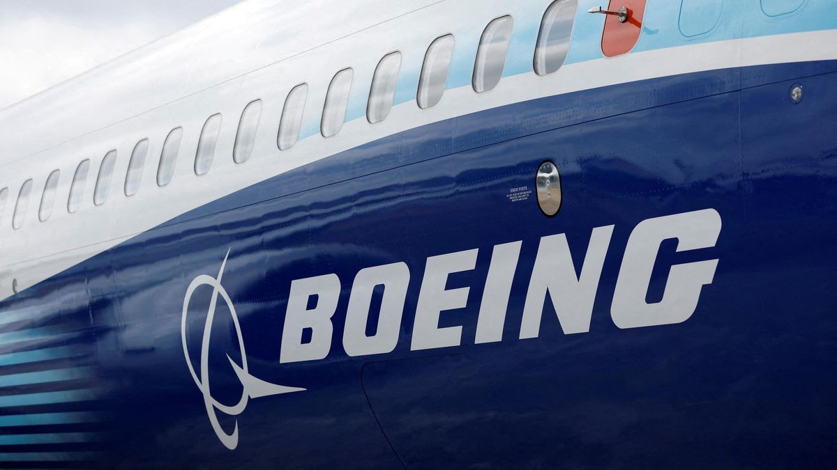Boeing přistál v Oregonu bez části vnějšího pláště